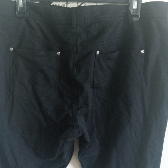Mix & Co Black Capris - Picture 3 of 6